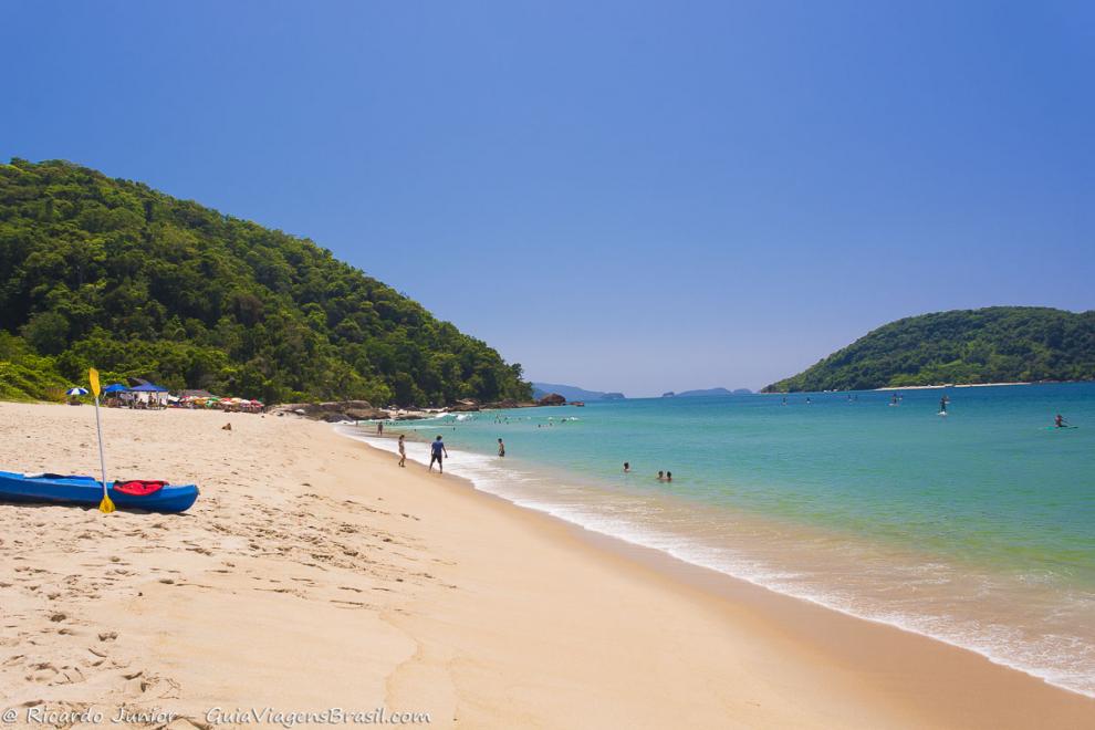 Imagem de um caiaque azul nas areias da Praia de Prumirim.